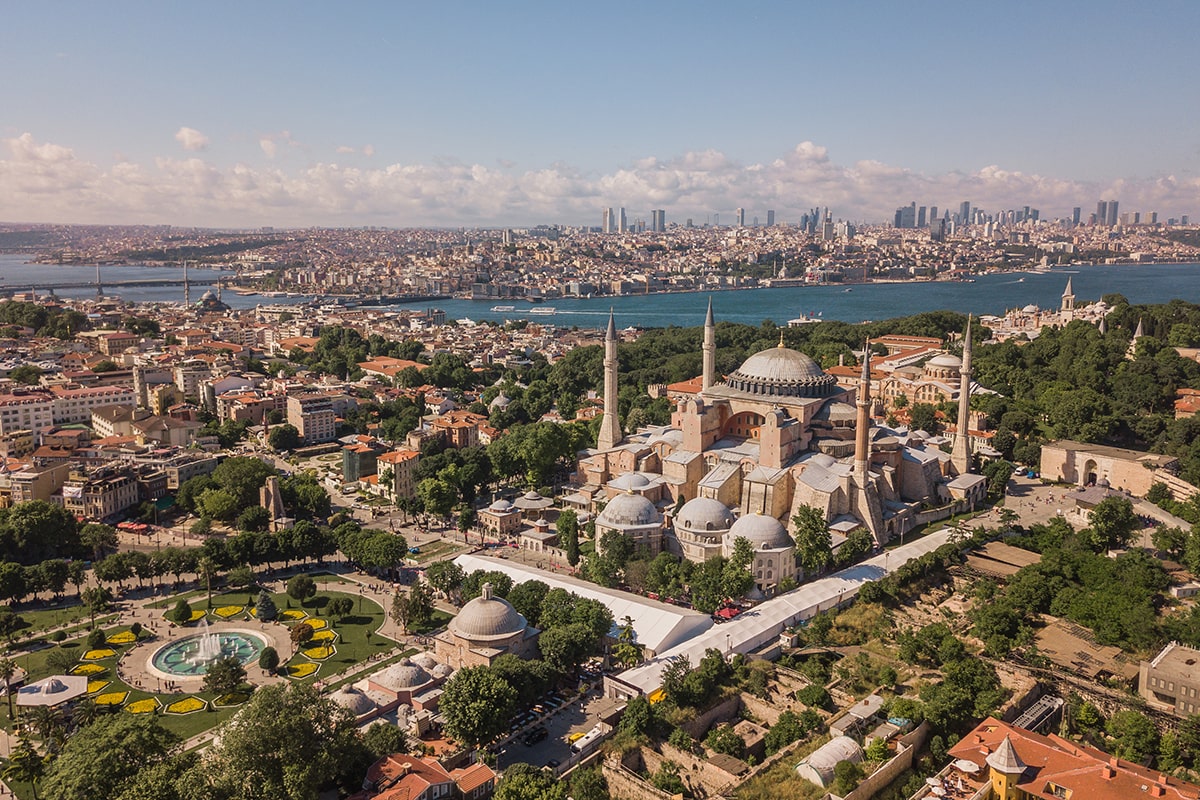 Where to Eat Near Hagia Sophia: Best Cafes and Restaurants